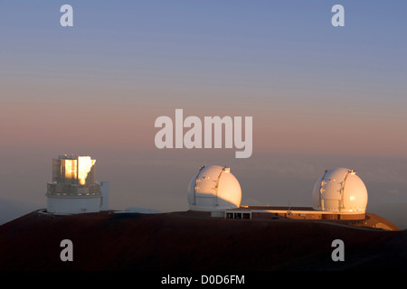 Das Subaru-Teleskop und die Twin-Teleskope der W. M. Keck Sternwarte über den Wolken auf dem Gipfel des Hawaiis Mauna Kea Stockfoto