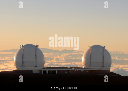 Der Twin-Teleskope des W. M. Keck Observatory stehen über den Wolken auf dem Gipfel des Mauna Kea, auf Hawaiis Big Island Stockfoto