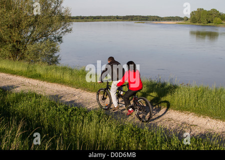 PAAR DER RADFAHRER AUF EINEM TANDEM AUF DER "LOIRE EIN VELO" CYCLING TOUR SAINT-PERE-SUR-LOIRE, LOIRET (45)-FRANKREICH Stockfoto