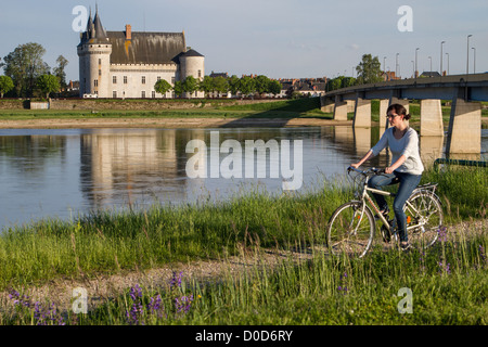 JUNGE FRAUEN RADELN "LOIRE VELO" RADFAHREN REISEROUTE IM VORDEREN SCHLOSS SULLY-SUR-LOIRE SAINT-PERE-SUR-LOIRE LOIRET (45) Stockfoto