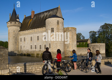 FAMILIE RADFAHRER AUF TANDEMS AUF "LOIRE VELO" RADFAHREN REISEROUTE IM VORDEREN SCHLOSS SULLY-SUR-LOIRE, LOIRET (45) FRANKREICH Stockfoto