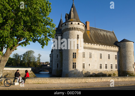 EIN PAAR RADFAHRER AUF DER "LOIRE EIN VELO" CYCLING ROUTE VOR DEM SCHLOSS VON SULLY-SUR-LOIRE, LOIRET (45) FRANKREICH Stockfoto