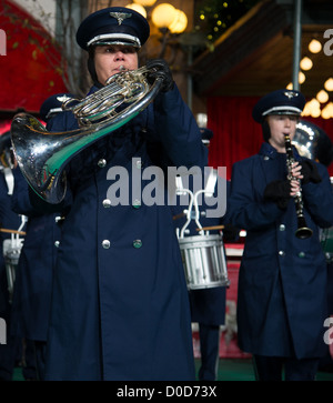 Die US Air Force Band Praxis am Herald Square, 22. November 2012, in New York City. 200 Piloten präsentieren Luftwaffe Kraft und Präzision zu einem erwarteten TV-Publikum von 55 Millionen Zuschauern während der 86. jährlichen Macy's Thanksgiving Day Parade. Stockfoto