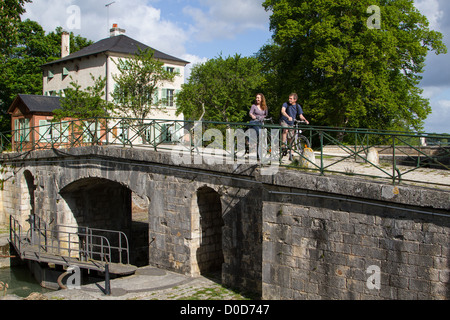 PAAR VON RADFAHRERN AUF DAS ALTE SCHLOSS DER LEGENDÄRE "LOIRE EIN VELO" RADSPORT REISEROUTE LOIRET IN CHATILLON-SUR-LOIRE (45)-FRANKREICH Stockfoto