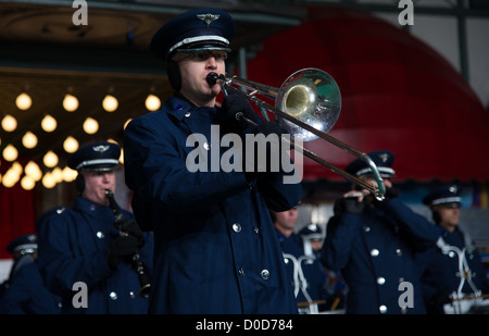 Die US Air Force Band Praxis am Herald Square, 22. November 2012, in New York City. 200 Piloten präsentieren Luftwaffe Kraft und Präzision zu einem erwarteten TV-Publikum von 55 Millionen Zuschauern während der 86. jährlichen Macy's Thanksgiving Day Parade. Stockfoto