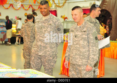 Lt. gen Vincent K. Brooks, Dritte Armee/ARCENT Kommandierender General und Command Sergeant Major Stephan Frennier, verpflichtete Dritte Armee/ARCENT Senior Berater, bewundern Sie einige der dekorative Lebensmittel in der Zone 2 Esszimmer Einrichtung am Camp Arifjan, Kuwait, 22. November 2012. Stockfoto