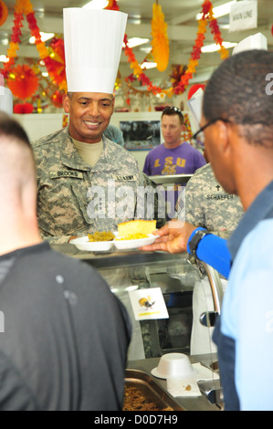 Lt. gen Vincent K. Brooks, Dritte Armee/ARCENT Kommandierender general, dient Soldaten und Zivilisten Thanksgiving-Dinner im Camp Arifjan, Kuwait, 22. November 2012. Stockfoto