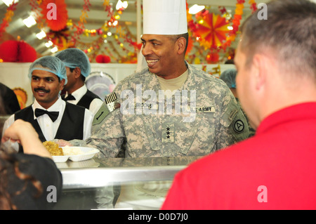 Lt. gen Vincent K. Brooks, Dritte Armee/ARCENT Kommandierender general, dient Soldaten und Zivilisten Thanksgiving-Dinner im Camp Arifjan, Kuwait, 22. November 2012. Stockfoto