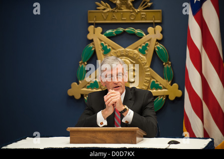 Secretary Of The Army John McHugh liefert Bemerkungen im Rahmen einer Feierstunde für die Enthüllung des Porträts von US Armee General Martin Stockfoto