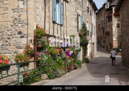 KLEINEN STRAßE IN DER ORTSCHAFT SAINTE-EULALIE-D'OLT MIT DER BEZEICHNUNG EINES DER SCHÖNSTEN DÖRFER IN FRANKREICH AVEYRON (12) Stockfoto