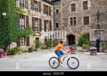 DER PLATZ IN BESCHRIFTET DAS DORF SAINTE-EULALIE-D'OLT EINES DER SCHÖNSTEN DÖRFER IN FRANKREICH AVEYRON (12) Stockfoto