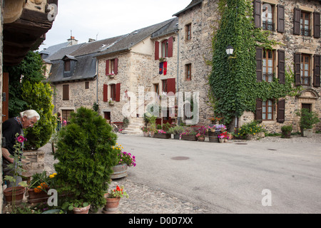 DER PLATZ IN BESCHRIFTET DAS DORF SAINTE-EULALIE-D'OLT EINES DER SCHÖNSTEN DÖRFER IN FRANKREICH AVEYRON (12) Stockfoto