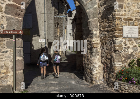 PILGER IN RICHTUNG ZWISCHENSTOPP GITE AUF WEG SAINT JAMES COMPOSTELA STRAßE SAINT-COME D'OLT BESCHRIFTET EINEN SCHÖNSTEN DÖRFER Stockfoto