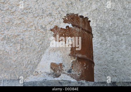 Verschlechtertem rostigen Fass und verschüttete Haufen von Marmorstaub Pulver. Stockfoto