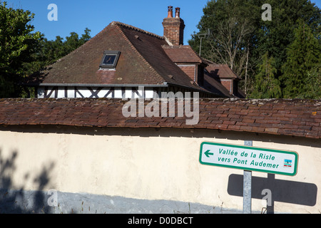 MELDEN SIE SICH FÜR EINE TOURING-SCHALTUNG IN DIE RISLE-TAL IN RICHTUNG PONT-AUDEMER EURE (27) FRANKREICH Stockfoto