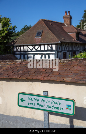 MELDEN SIE SICH FÜR EINE TOURING-SCHALTUNG IN DIE RISLE-TAL IN RICHTUNG PONT-AUDEMER EURE (27) FRANKREICH Stockfoto