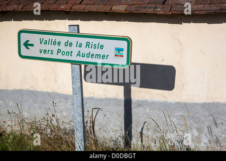 MELDEN SIE SICH FÜR EINE TOURING-SCHALTUNG IN DIE RISLE-TAL IN RICHTUNG PONT-AUDEMER EURE (27) FRANKREICH Stockfoto