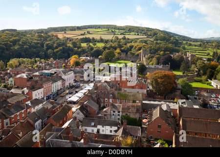 Ludlow Castle und Markt Platz gesehen von der Kirche im Herbst, Ludlow, Shropshire UK Stockfoto