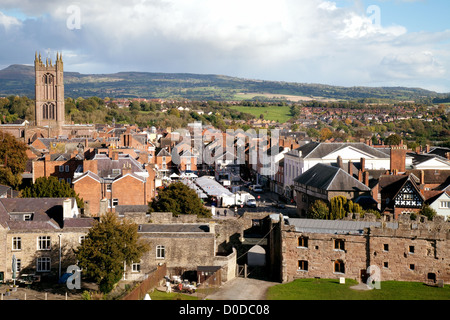 Britische Stadt; die historische Marktstadt Ludlow vom Schloss aus gesehen, Shropshire England Großbritannien Stockfoto