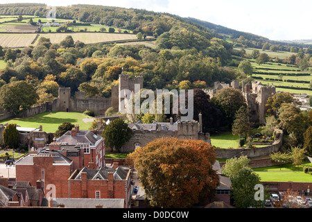 Ludlow Castle gesehen von der Kirche im Herbst fallen Farben Shropshire England UK Stockfoto