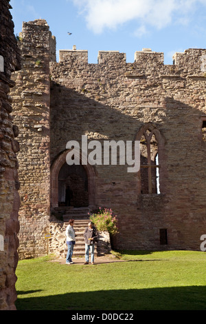 Tourismus in Großbritannien; Touristen, die die Ruinen des Ludlow Castle-Innenraums aus dem 11th. Jahrhundert betrachten, Ludlow Shropshire, Großbritannien Stockfoto