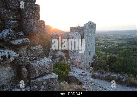 Reste eines alten Schlosses in teilweise verlassenen Dorf Oppede le Vieux, in der Luberon Gegend der Provence, Südfrankreich. Stockfoto