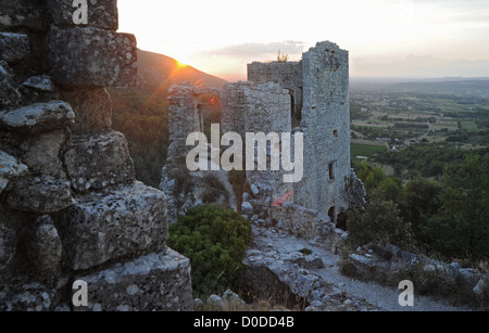 Reste eines alten Schlosses in teilweise verlassenen Dorf Oppede le Vieux, in der Luberon Gegend der Provence, Südfrankreich. Stockfoto