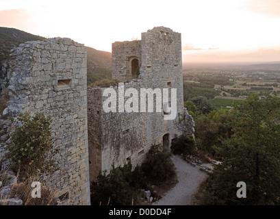 Reste eines alten Schlosses in teilweise verlassenen Dorf Oppede le Vieux, in der Luberon Gegend der Provence, Südfrankreich. Stockfoto