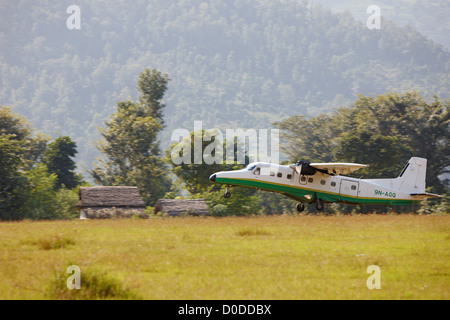 Passagierflugzeug von Graspiste starten Stockfoto