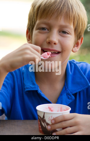 Kleinen Bruder und Schwester, Eis essen, in einem Café im freien Stockfoto