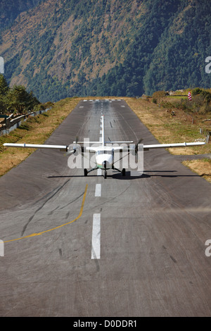 Ein Flugzeug Dornier 228 STOL (Short Takeoff Landing) taxis nach der Landung kurze Start-und Landebahn Flughafen Lukla in Mount Everest region Stockfoto