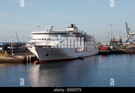 Armas Fähre Volcan de Tamadaba im Hafen von Santa Cruz De Tenerife Stockfoto