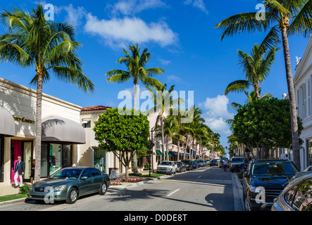 Geschäfte auf der Worth Avenue in der Innenstadt von Palm Beach, Treasure Coast, Florida, USA Stockfoto