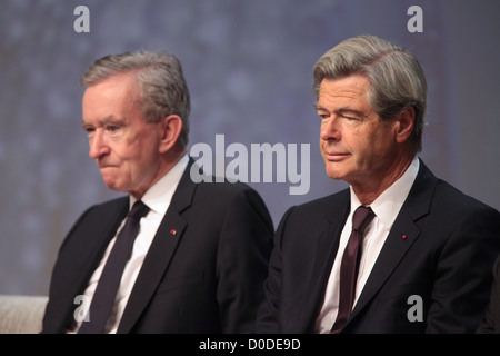 BERNARD ARNAULT LVMH CEO UND PIERRE GODE VIZE-PRÄSIDENT DER GENERALVERSAMMLUNG DER LOUIS VUITTON MOET HENNESSY-GRUPPE Stockfoto