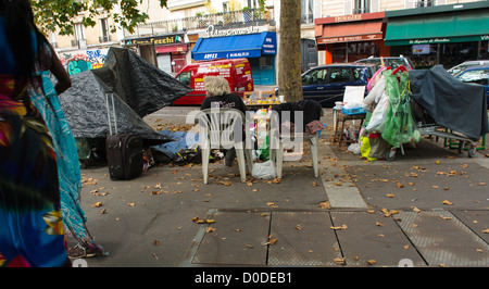 Paris, Frankreich, Obdachlose Camping auf der Straße im 12. Bezirk, Straßen von Paris, obdachlose Frauen in paris Stockfoto