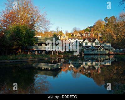 Haus spiegelt sich auf den Fluss Wey, einem Nebenfluss der Themse, Guildford, Surrey, England, Vereinigtes Königreich Stockfoto