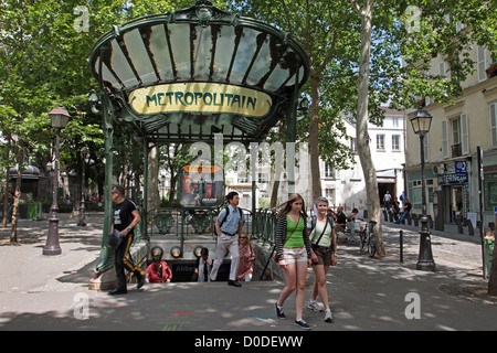 U-BAHNSTATION EINGANG IM JUGENDSTIL GEBAUT HECTOR GUIMARD AM BEGINN DES 20. JAHRHUNDERTS ABBESSE STATION MONTMARTRE PARIS (75) Stockfoto