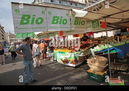 STAND DER BIO OBST UND GEMÜSE ALIGRE MARKT EINES DER BELEBTESTEN DER STADT 12. ARRONDISSEMENT PARIS (75) FRANKREICH Stockfoto