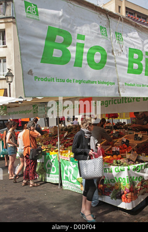STAND DER BIO OBST UND GEMÜSE ALIGRE MARKT EINES DER BELEBTESTEN DER STADT 12. ARRONDISSEMENT PARIS (75) FRANKREICH Stockfoto