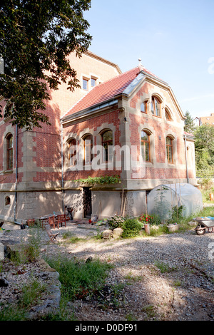 große alte rote Gebäude Haus mit Garten im Sommer Stockfoto