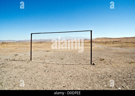 Torpfosten auf einem provisorischen Fußball- oder Fußballplatz in einem ländlichen Gebiet in der Nähe des Dorfes Ocakli, in der Nähe der armenischen Grenze, Ostanatolien, Türkei. Stockfoto