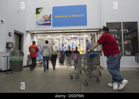 22. November 2012 speichern - Tampa, FL - Käufer, die konnte nicht warten, bis Mitternacht laufen auf einem Walmart kurz vor 20:00 auf Thanksgiving Nacht, um einen Hauptanfang auf Weihnachts-shopping zu erhalten. (Bild Kredit: Robin Nelson/ZUMAPRESS.com ©) Stockfoto