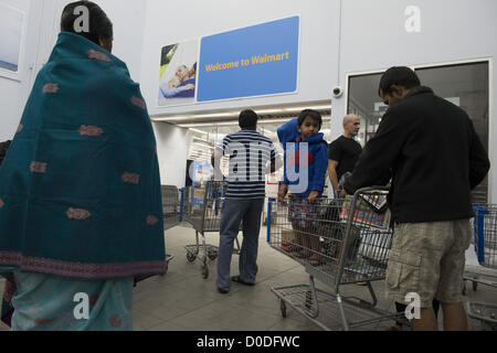 22. November 2012 speichern - Tampa, FL - Käufer, die konnte nicht warten, bis Mitternacht laufen auf einem Walmart kurz vor 20:00 auf Thanksgiving Nacht, um einen Hauptanfang auf Weihnachts-shopping zu erhalten. (Bild Kredit: Robin Nelson/ZUMAPRESS.com ©) Stockfoto