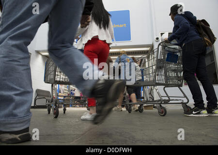 22. November 2012 speichern - Tampa, FL - Käufer, die konnte nicht warten, bis Mitternacht laufen auf einem Walmart kurz vor 20:00 auf Thanksgiving Nacht, um einen Hauptanfang auf Weihnachts-shopping zu erhalten. (Bild Kredit: Robin Nelson/ZUMAPRESS.com ©) Stockfoto