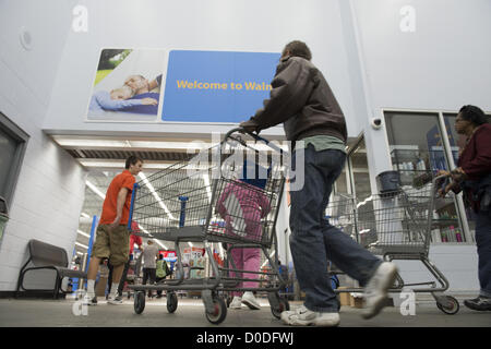 22. November 2012 speichern - Tampa, FL - Käufer, die konnte nicht warten, bis Mitternacht laufen auf einem Walmart kurz vor 20:00 auf Thanksgiving Nacht, um einen Hauptanfang auf Weihnachts-shopping zu erhalten. (Bild Kredit: Robin Nelson/ZUMAPRESS.com ©) Stockfoto