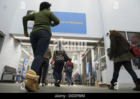 22. November 2012 speichern - Tampa, FL - Käufer, die konnte nicht warten, bis Mitternacht laufen auf einem Walmart kurz vor 20:00 auf Thanksgiving Nacht, um einen Hauptanfang auf Weihnachts-shopping zu erhalten. (Bild Kredit: Robin Nelson/ZUMAPRESS.com ©) Stockfoto