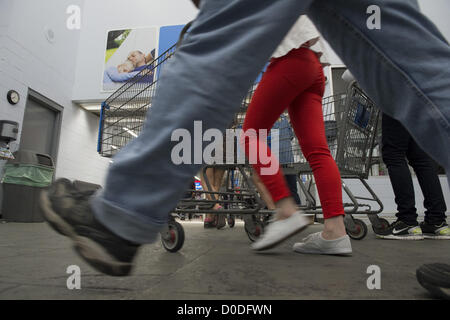 22. November 2012 speichern - Tampa, FL - Käufer, die konnte nicht warten, bis Mitternacht laufen auf einem Walmart kurz vor 20:00 auf Thanksgiving Nacht, um einen Hauptanfang auf Weihnachts-shopping zu erhalten. (Bild Kredit: Robin Nelson/ZUMAPRESS.com ©) Stockfoto