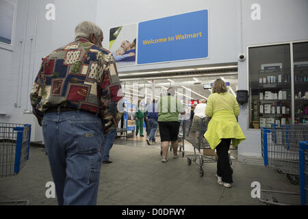 22. November 2012 speichern - Tampa, FL - Käufer, die konnte nicht warten, bis Mitternacht laufen auf einem Walmart kurz vor 20:00 auf Thanksgiving Nacht, um einen Hauptanfang auf Weihnachts-shopping zu erhalten. (Bild Kredit: Robin Nelson/ZUMAPRESS.com ©) Stockfoto