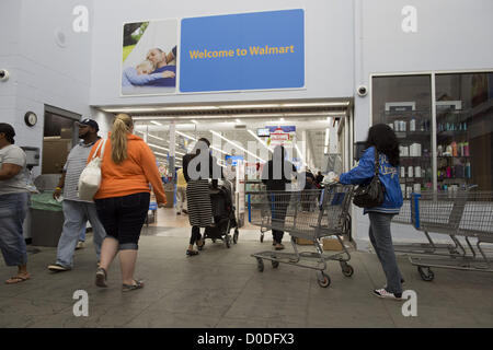 22. November 2012 speichern - Tampa, FL - Käufer, die konnte nicht warten, bis Mitternacht laufen auf einem Walmart kurz vor 20:00 auf Thanksgiving Nacht, um einen Hauptanfang auf Weihnachts-shopping zu erhalten. (Bild Kredit: Robin Nelson/ZUMAPRESS.com ©) Stockfoto