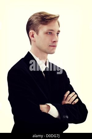 Junges Unternehmen im schwarzen Anzug auf gelbem Hintergrund Stockfoto